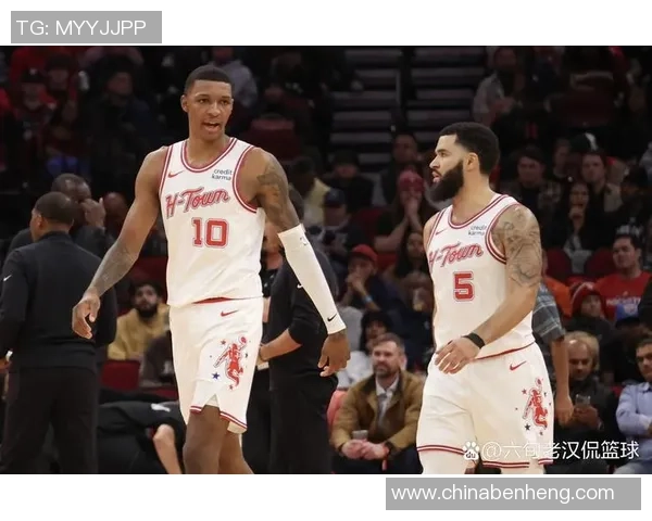 火箭与太阳在NBA夏季联赛中激烈对决展现年轻球员潜力与团队合作精神
